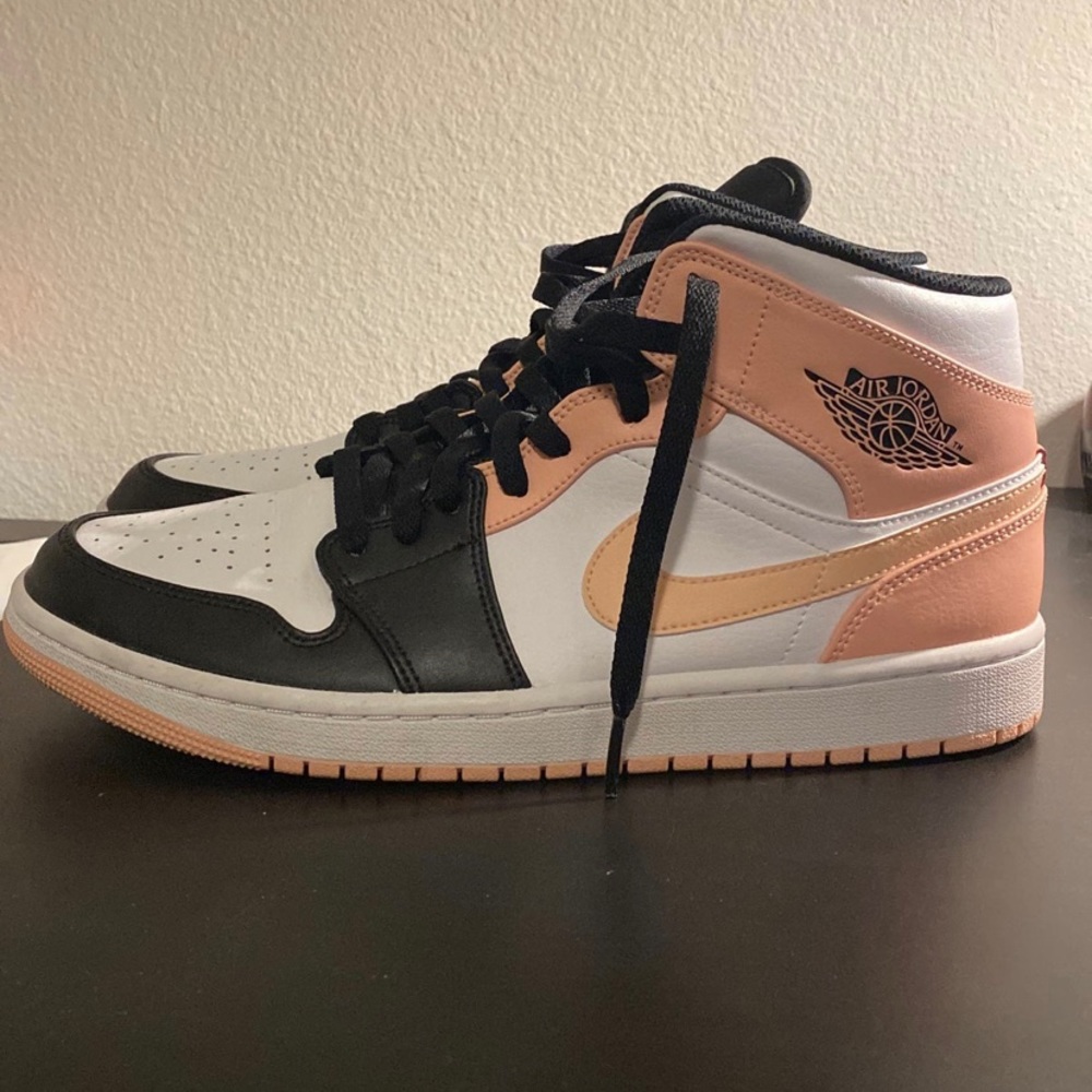 jordan air 1 mind,black,white,pink, walked in twice - Picture 4 of 4